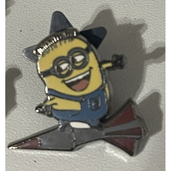 Universal Studios Despicable Me Minion Pin - Picture 3 of 5